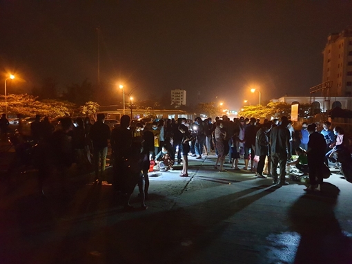 Đông người tụ tập mua “mực nháy” tại Cửa Lò