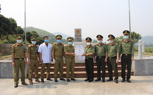 Trao tặng vật tư y tế phòng, chống dịch COVID-19 tặng các tỉnh Bắc Lào