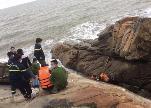 Thi thể mắc kẹt dưới khe đá tại Sầm Sơn