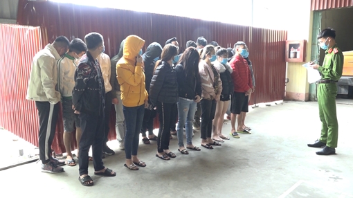 Bắt 13 đối tượng “chơi” ma túy trong quán karaoke Phúc Vân Quán