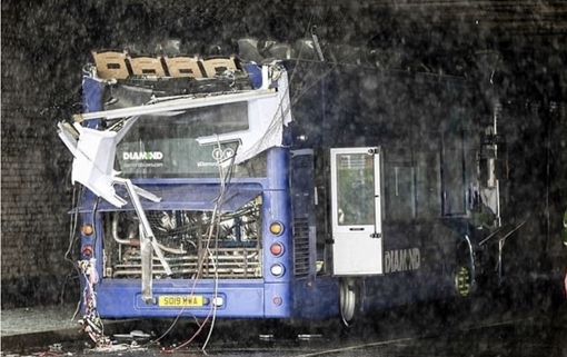 Xe buýt 2 tầng cố chui qua gầm cầu vượt, 10 người bị thương