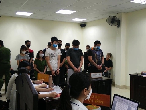 Nhóm thanh thiếu niên "bốc đầu" trên hồ Hoàn Kiếm lĩnh án tù