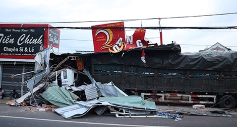 Xe containet tông liên hoàn 4 nhà dân