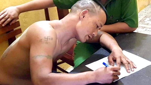 Náo loạn quán nhậu rồi lao vào trụ sở chém Công an 