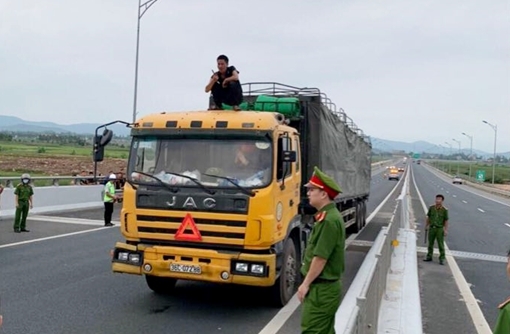 Ngáo đá cầm dao lên đường cao tốc dọa… chém người