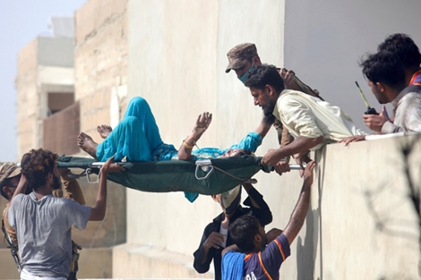 Máy bay Pakistan chở gần 100 người rơi xuống khu dân cư