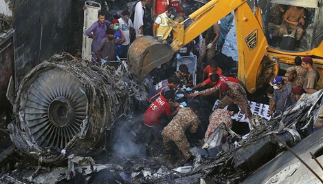 Hiện trường vụ tai nạn máy bay thảm khốc khiến ít nhất 97 người thiệt mạng