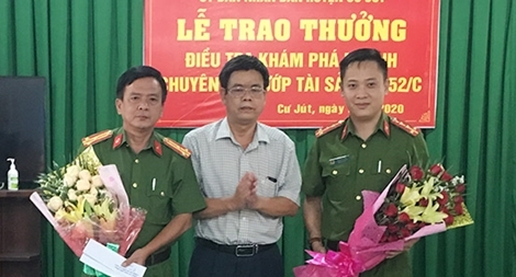 Khen thưởng Công an huyện Cư Jút khám phá nhanh vụ cướp 300 triệu đồng