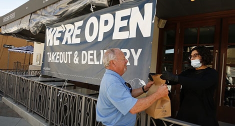 Bài toán mở cửa trở lại nền kinh tế toàn cầu