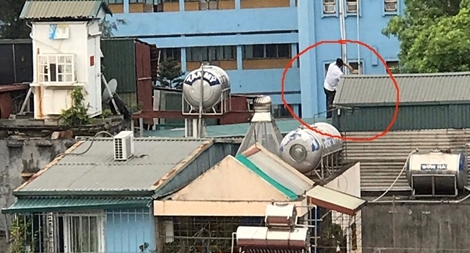 Cuộc rượt đuổi trên nóc nhà lúc bình minh