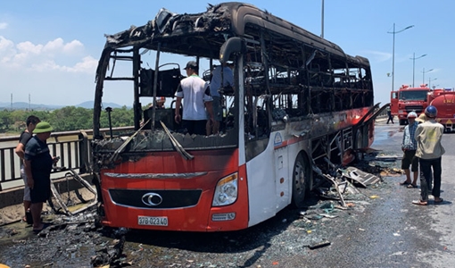 Xe khách cháy rụi trên cầu Nguyệt Viên 