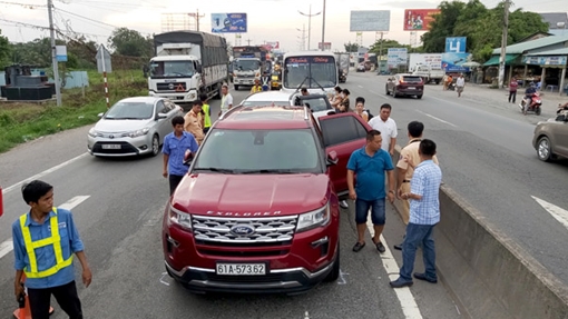 4 ô tô va chạm liên hoàn trên đường dẫn cao tốc TP HCM – Trung Lương