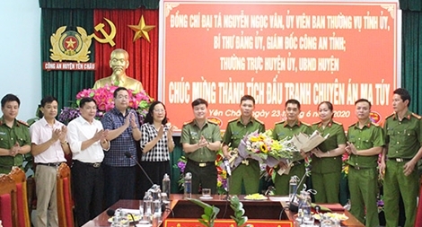 Khen thưởng vụ bắt giữ 2 bánh heroin, 11.268 viên ma túy tổng hợp