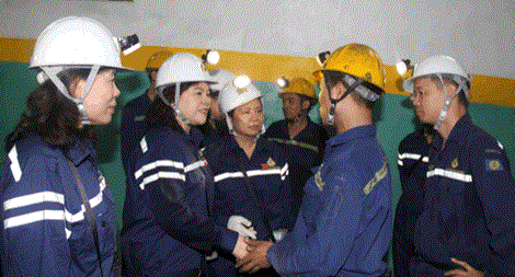 Đoàn nữ Đại biểu Quốc hội xuống nhiều mỏ than động viên người lao động