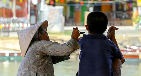 Tình mẹ ở phố Hội