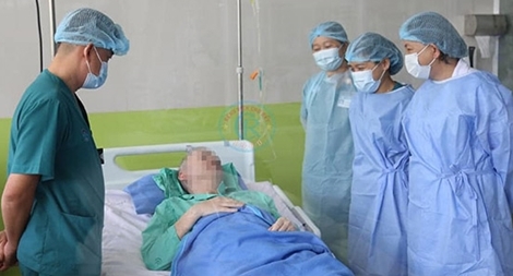 Hành trình cứu bệnh nhân phi công người Anh