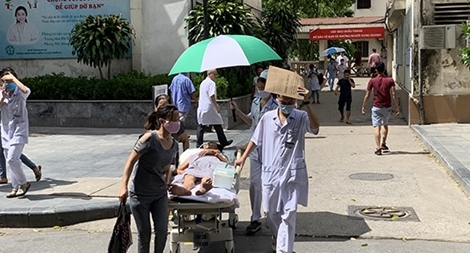 Bệnh nhân, người nhà vật vã với nắng nóng