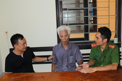 Công an giúp cụ ông 90 tuổi đi lạc về nhà 