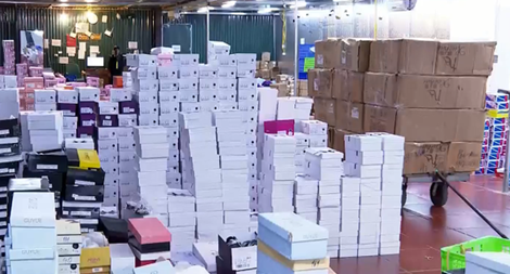 Đột kích kho hàng lậu hơn 10.000m2 để bán qua livestream trên Facebook