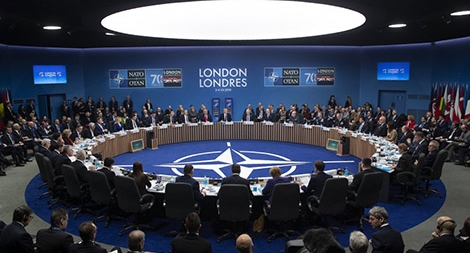 NATO "vạch áo cho người xem lưng"