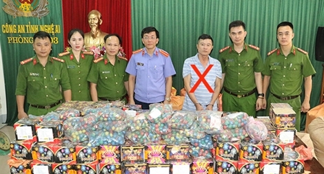 Bắt đối tượng mua bán hơn nửa tấn pháo nổ