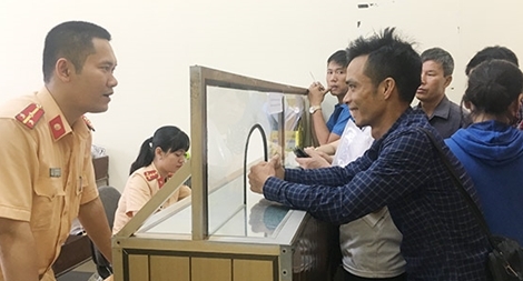 Tạo thuận lợi tối đa cho người dân đổi nền biển số xe kinh doanh