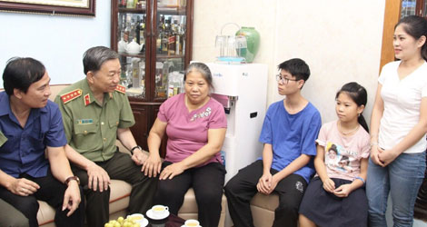 Dòng tên anh khắc vào đá núi…