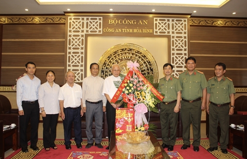 Đoàn Giáo xứ Hòa Bình thăm và chúc mừng Công an tỉnh  