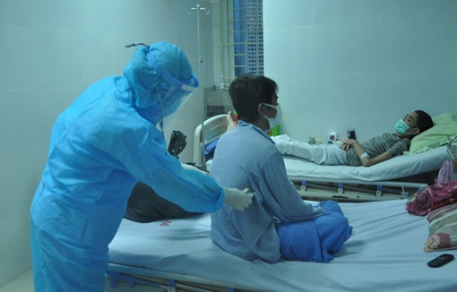 Những chiến sĩ Công an khoác blouse trắng nơi tuyến đầu chống dịch