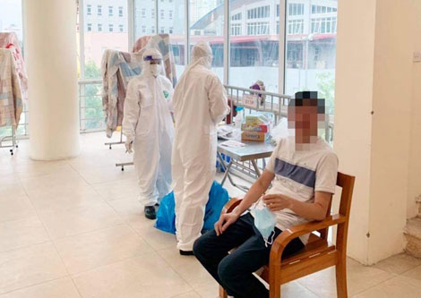 Những chiến sĩ Công an trong bộ blouse trắng