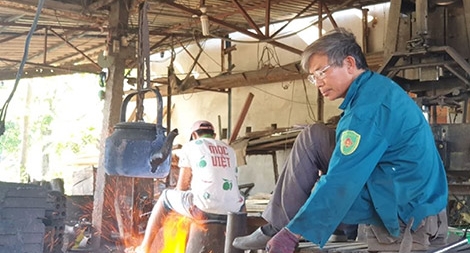 Làng rèn cổ vẫn vang tiếng bên sông