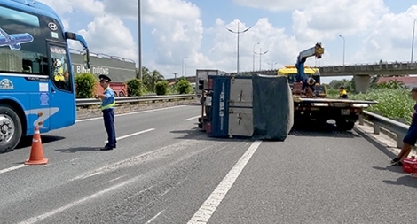 Xe tải lật ngang trên cao tốc TP HCM – Trung Lương, 2 người thoát chết