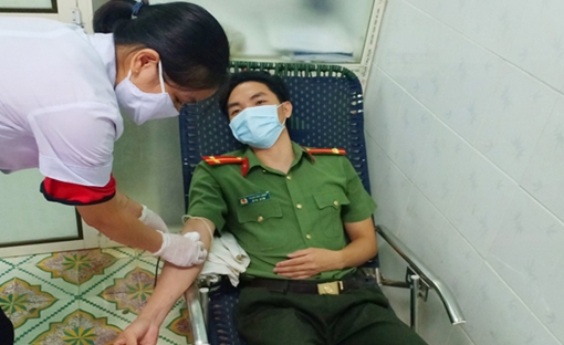 Trung úy 2 lần hiến máu khẩn cấp cứu người