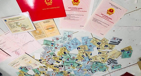 Đường dây làm giấy tờ giả cực lớn bị bóc gỡ như thế nào?