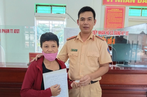 Người phụ nữ vui mừng nhận lại hoa tai, dây chuyền vàng đánh rơi