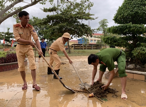 Công an Quảng Bình lập 10 tổ xung kích giúp dân khắc phục hậu quả sau lũ