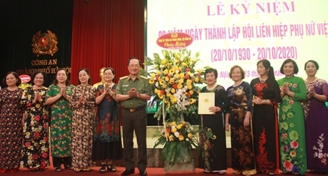 Phụ nữ Công an dũng cảm, gan dạ, giỏi về nghiệp vụ, đảm việc nhà