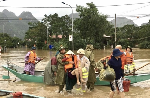 Thâu ngày, trắng đêm đưa dân chạy lũ