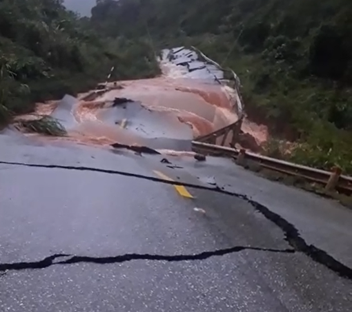 Nhiều tuyến đường ở Quảng Bình bị lũ làm sạt lở, giao thông ngưng trệ