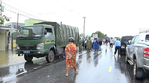 Công an Quảng Bình vượt lũ mang nhu yếu phẩm đến với người dân
