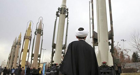 Hết hạn cấm vận vũ khí với Iran: Người thở phào, kẻ âu lo