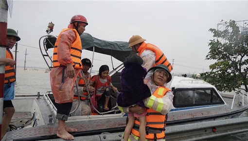 CSGT xứ Nghệ chi viện lực lượng vào vùng lũ Hà Tĩnh  