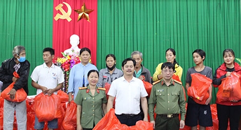 Chung tay sẻ chia với đồng bào miền Trung