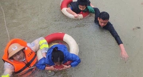 Vượt lũ cứu dân