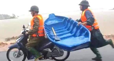 "Anh chạy như bay trên cánh đồng làng..."