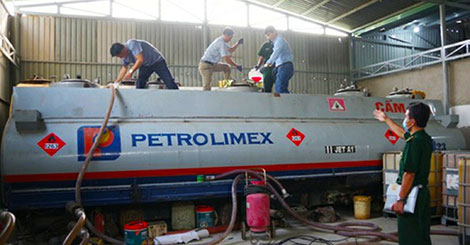 Xăng giả vẫn chảy...