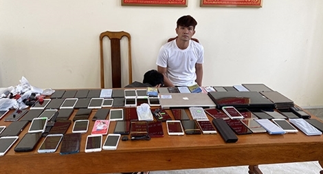 Nhân viên bảo vệ khách sạn lấy trộm 80 điện thoại di động