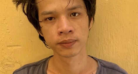 Nam thanh niên giật mình bỏ chạy khi bị kiểm tra hành chính