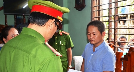 Vận động đối tượng gây án khi hát karaoke ra đầu thú