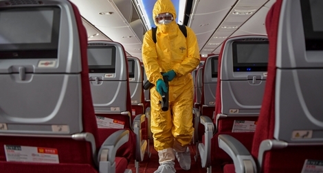 Tiếp viên hàng không Trung Quốc được khuyến cáo... đóng bỉm ngừa COVID-19